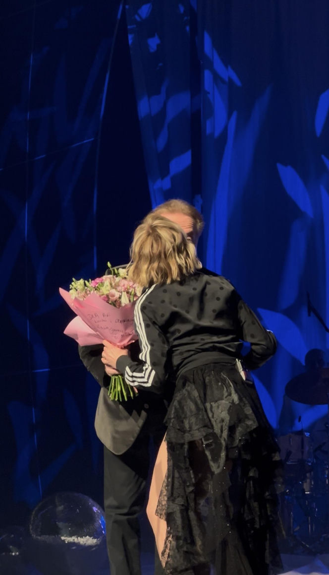 Michał Bajor na koncercie Anny Wyszkoni. Wskoczył do niej na scenę