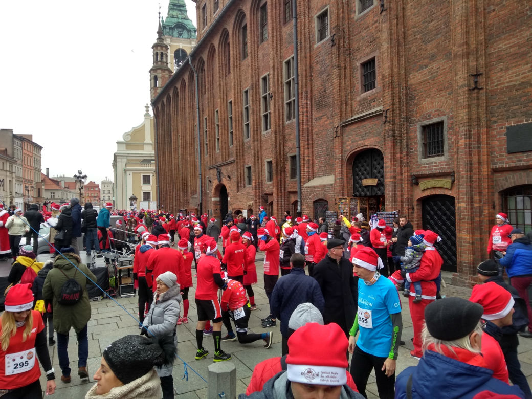 Piękny Festiwal Biegów Świętych Mikołajów Fabryki Cukierniczej Kopernik