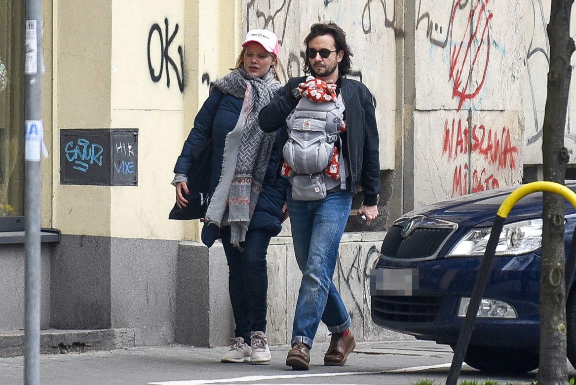 Joanna Kulig na spacerze z rodziną