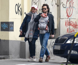 Joanna Kulig na spacerze z rodziną