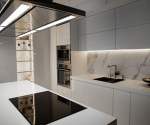 Płyta indukcyjna z wbudowanym okapem – inwestycja czy niepotrzebny wydatek? Ceny płyt grudzień 2025