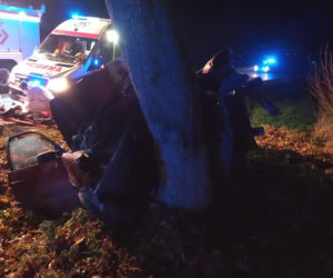 DK 66. Wypadek niedaleko Brańska. Zginął kierowca volkswagena, 18-letni pasażer w szpitalu
