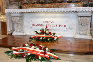 Marta Nawrocka poszła w takim stroju na grób Jana Pawła II