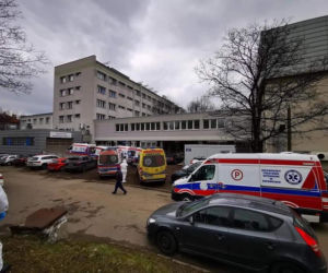 Tak wygląda kolejka karetek pod szpitalem w Zabrzu. Te zdjęcia budzą grozę wśród mieszkańców [GALERIA]