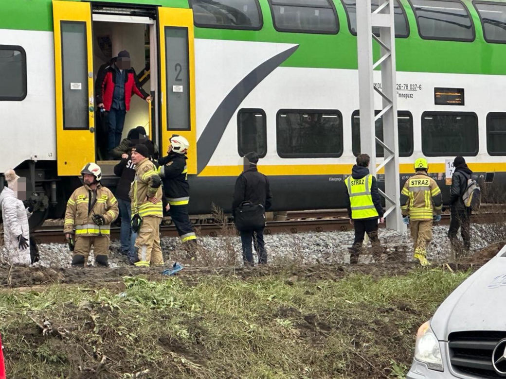 Ożarów Mazowiecki. Młody mężczyzna zginął pod kołami pociągu. Policja wyjaśnia okoliczności wypadku