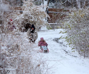 Maciej Pela zabrał córeczki na sanki