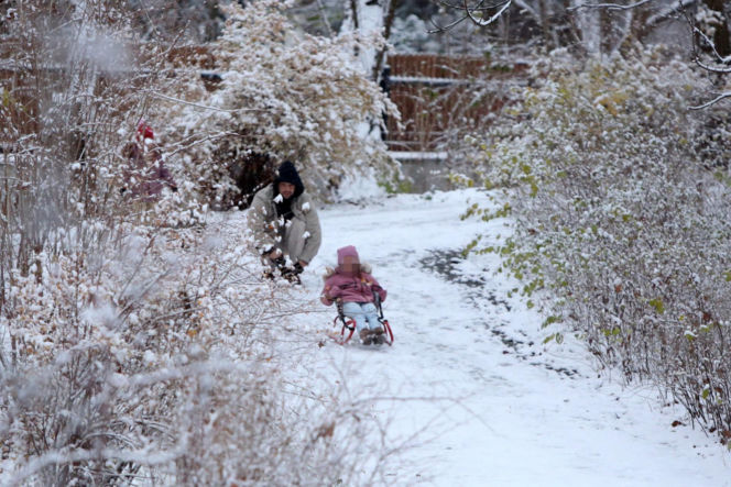 Maciej Pela zabrał córeczki na sanki