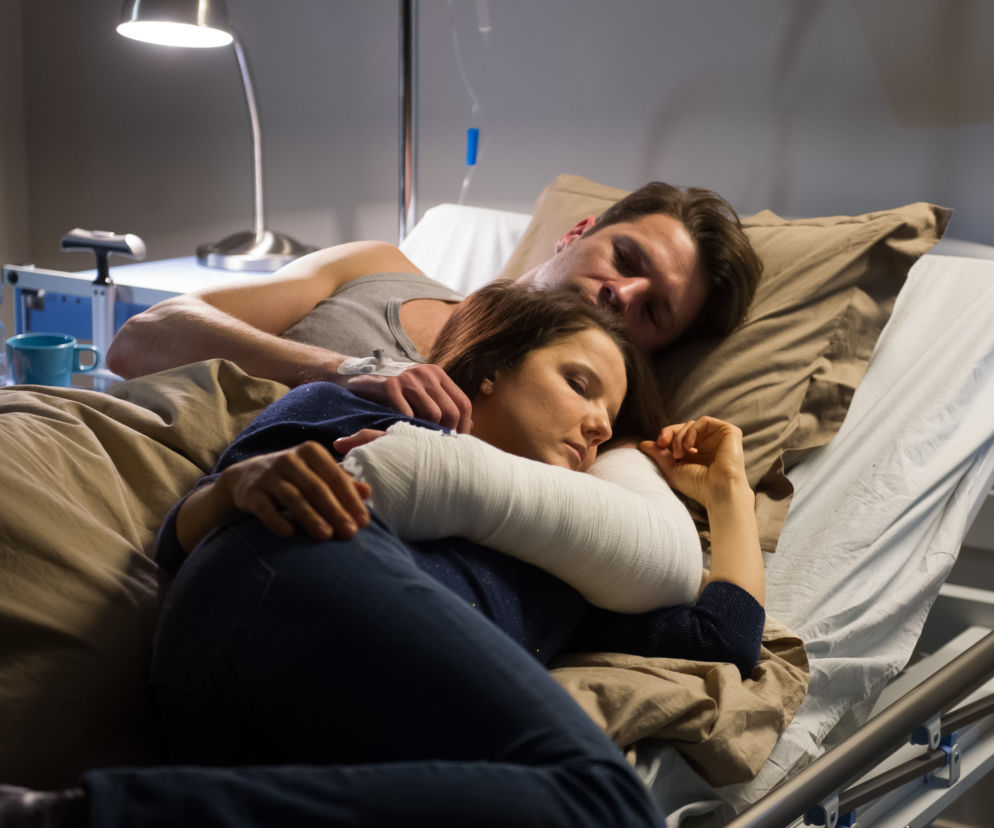 Na Wspólnej odcinek 2490, Olaf (Maciej Brzoska), Marta (Joanna Jabłczyńska)
