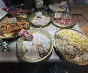 Pokémony, różowe gofry i zaskakujące różnice w cenach. Porównaliśmy łódzkie jarmarki