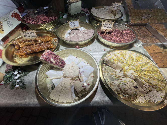 Pokémony, różowe gofry i zaskakujące różnice w cenach. Porównaliśmy łódzkie jarmarki