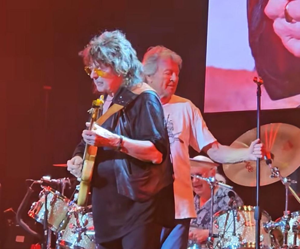 Gitarzysta Ritchie Blackmore na scenie z Deep Purple. O powrocie legendy przeczytasz na EskaRock.