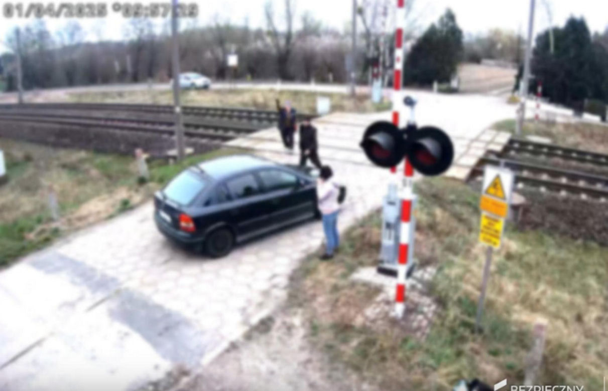 O krok od tragedii. Samochód zepsuł się im na przejeździe. LIczyły się sekundy