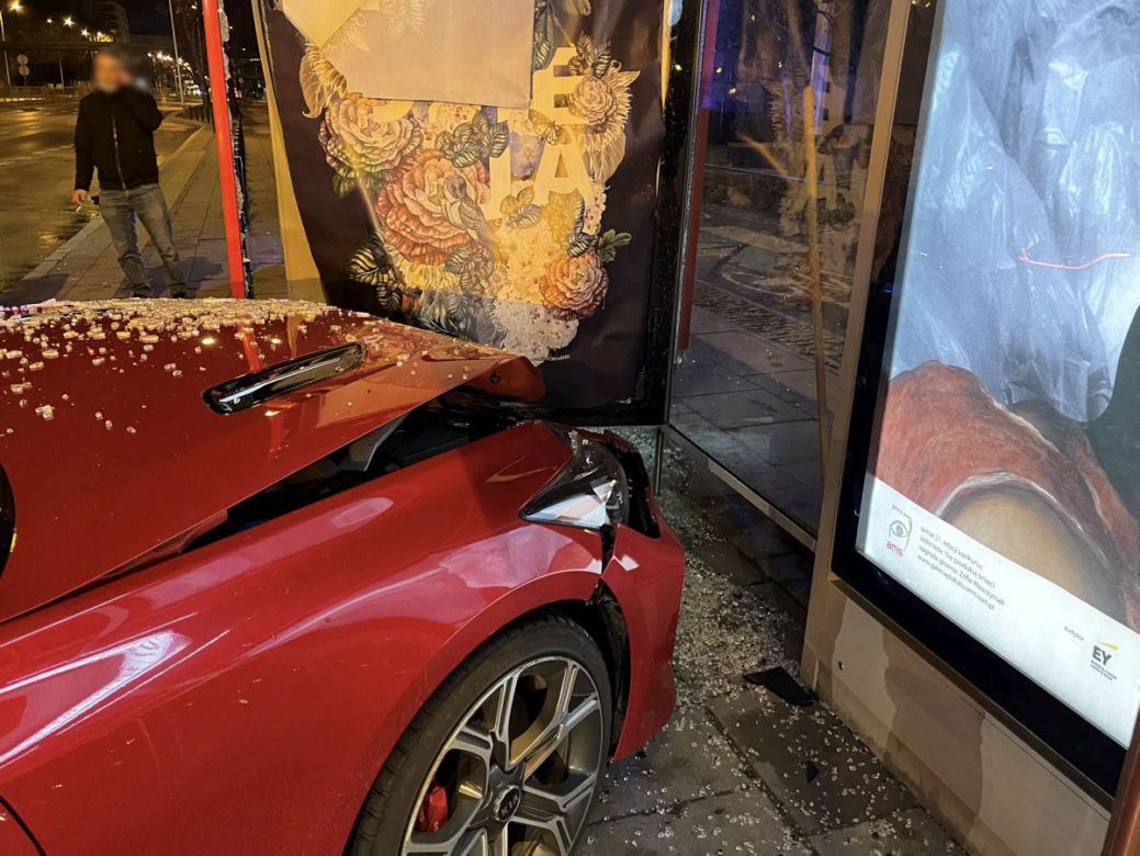Takie piękne auto roztrzaskane. Bo się kierowca zagapił ... 