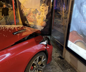 Takie piękne auto roztrzaskane. Bo się kierowca zagapił ... 