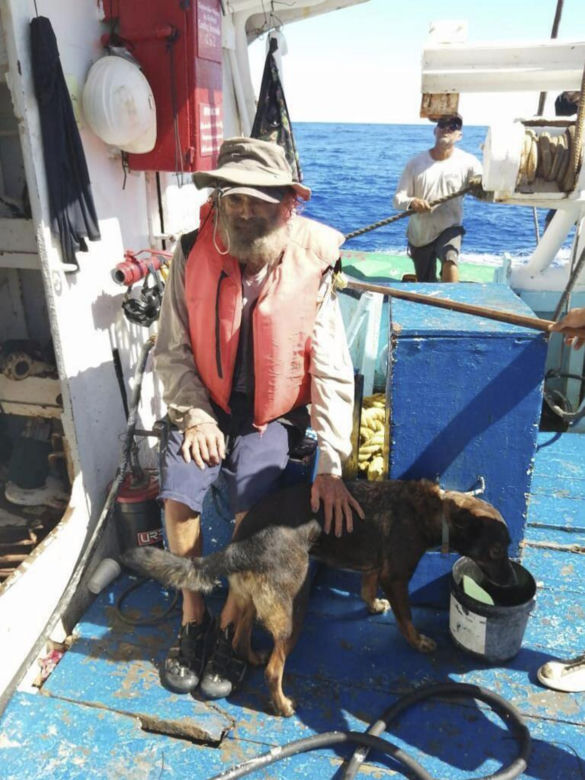 Trzy miesiące błąkał się po oceanie z psem! Jedli surowe ryby, pili deszcz