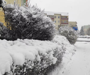 Białystok. Kwietniowy atak zimy. Osiedle pod śniegiem
