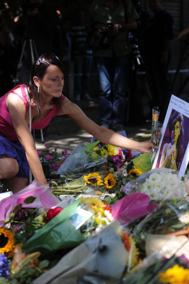 LONDYN: Fani płaczą po śmierci Amy Winehouse