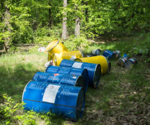 W lesie porzucono beczki z groźnymi odpadami. Wysoka nagroda za wskazanie sprawcy! [ZDJĘCIA]
