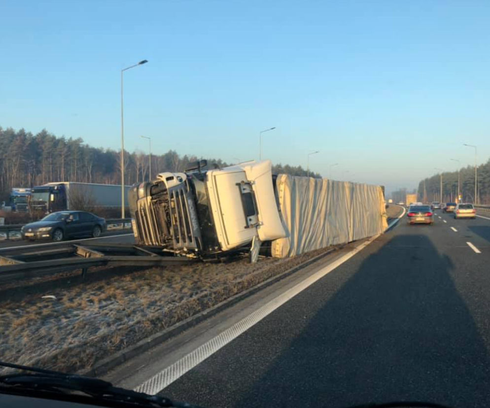 Kraków: Na A4 WYSTRZELIŁA opona ciężarówki! Pojazd leży na boku, OGROMNE utrudnienia 