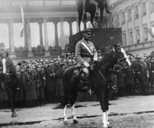 Józef Piłsudski przed pomnikiem księcia Józefa Poniatowskiego, 11.11.1926 r.
