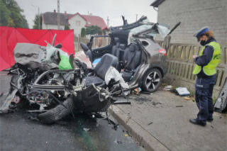 ŚMIERTELNY WYPADEK w Pomorskiem. ZMIAŻDŻONE auto i dwie ofiary [ZDJĘCIE]