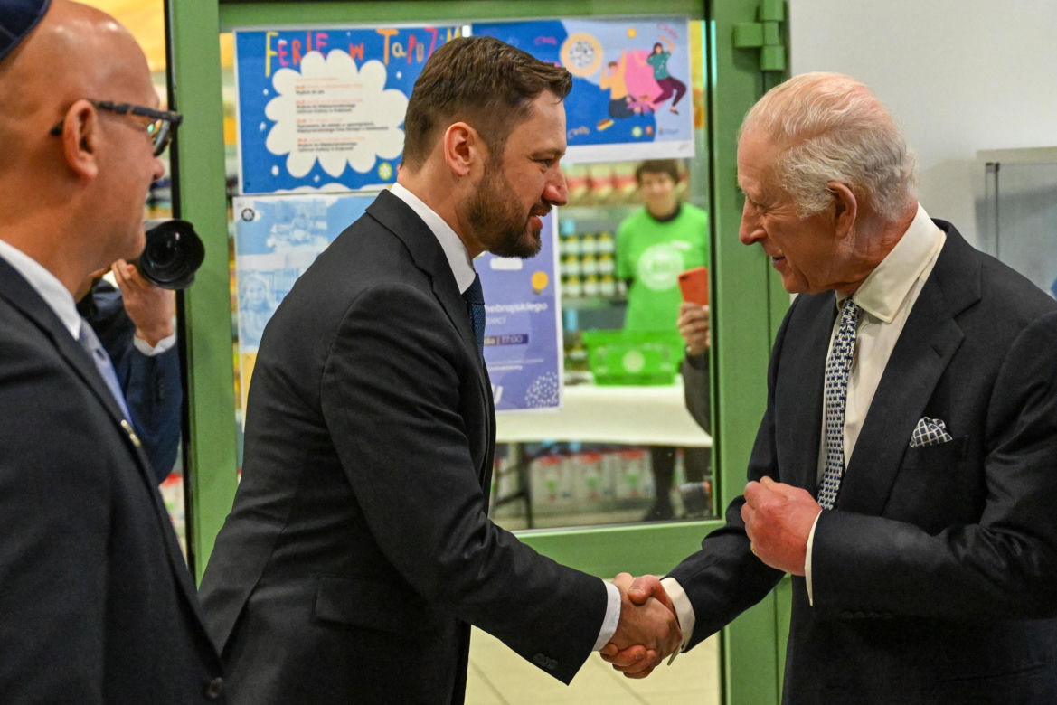 Karol III odwiedził Centrum Społeczności Żydowskiej w Krakowie. Michał i Aya poznali króla. "To miły starszy pan"