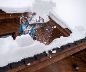 Ile kosztuje odśnieżanie dachu 2026 – cennik za m², dach płaski i skośny