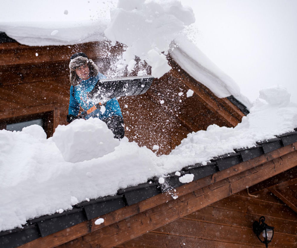 Ile kosztuje odśnieżanie dachu 2026 – cennik za m², dach płaski i skośny