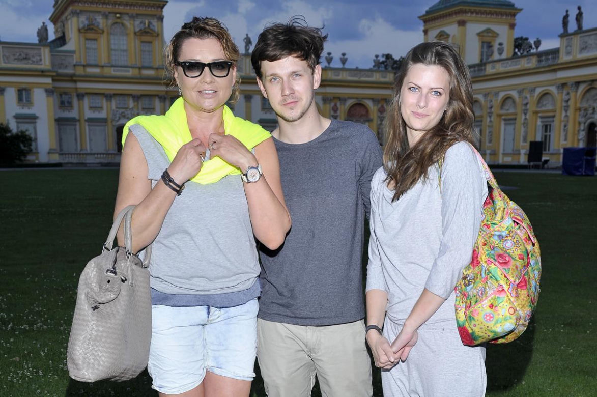 Antoni Królikowski i Laura Breszka w towarzystwie Małgorzaty Ostrowskiej- Królikowskiej  