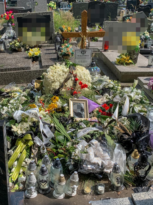Białą urnę przykryły kwiaty. Przyjaciele zamordowanej Wiktorii cały czas czuwają przy grobie
