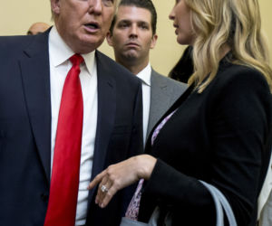 Przesłuchają Trumpów pod przysięgą