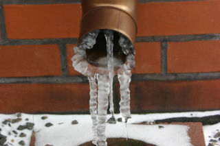 Ściana pękła po zimie – dlaczego tak się stało, przecież wcześniej było dobrze?