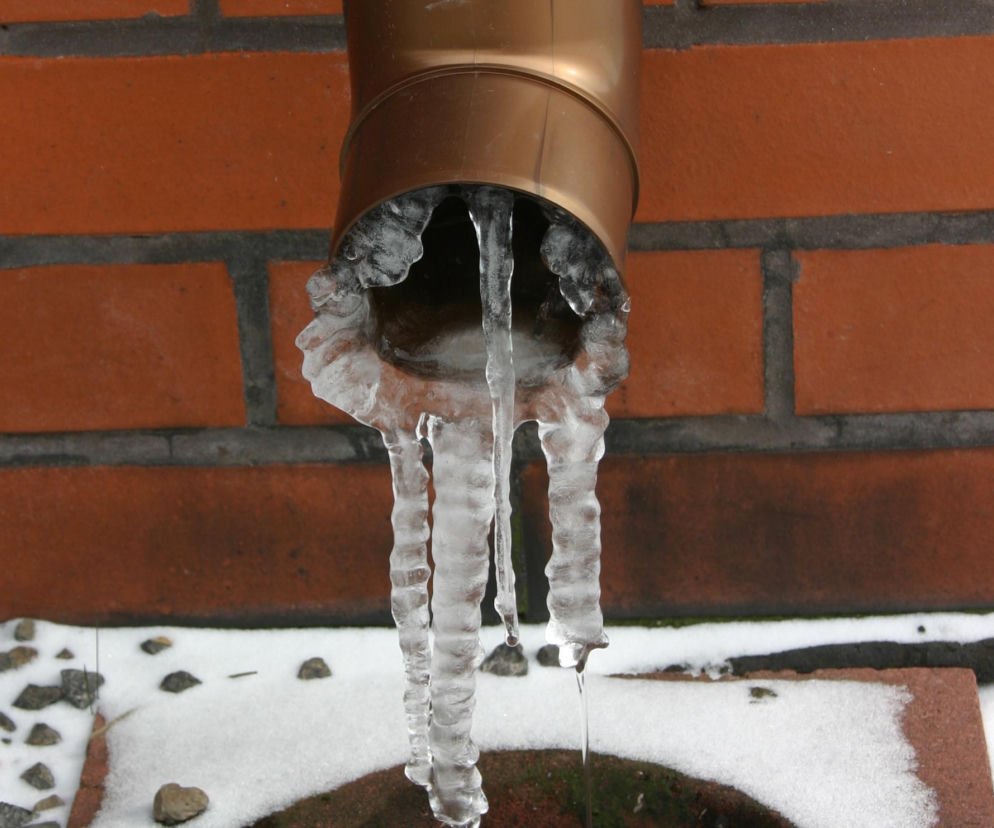 Wylot rynny zbyt blisko ściany może zimą być przyczyną uszkodzenia elewacji