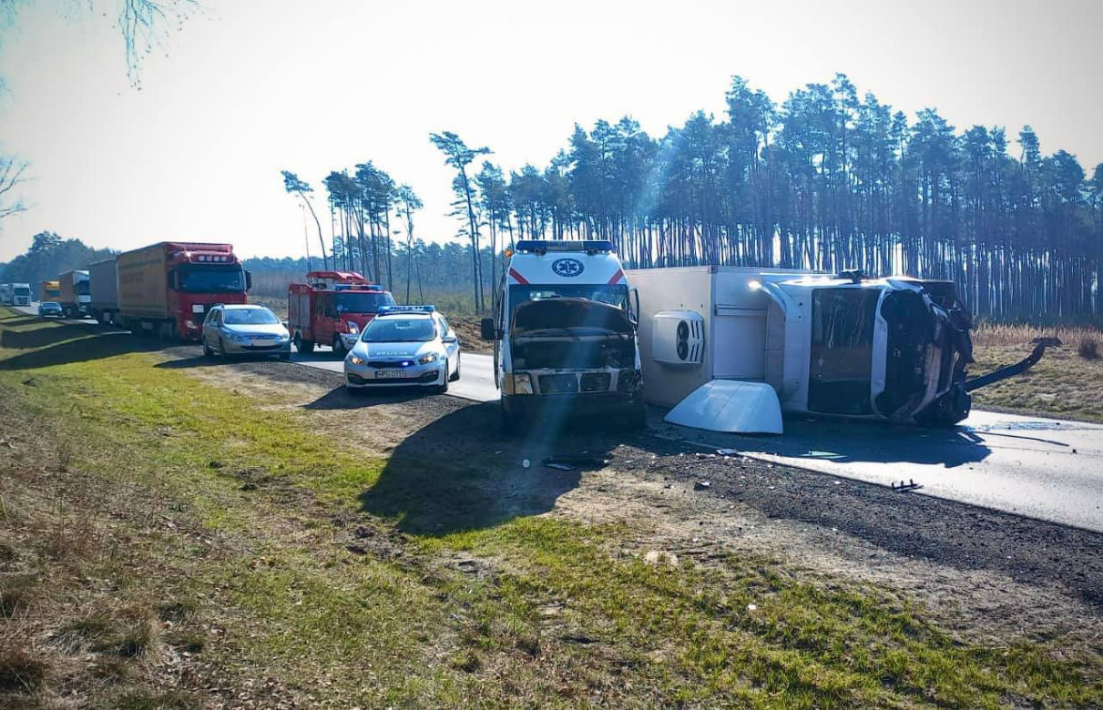 Wypadek z udziałem karetki na DK 10 koło Piły! Poszkodowany ratownik i pacjentka [ZDJĘCIA]