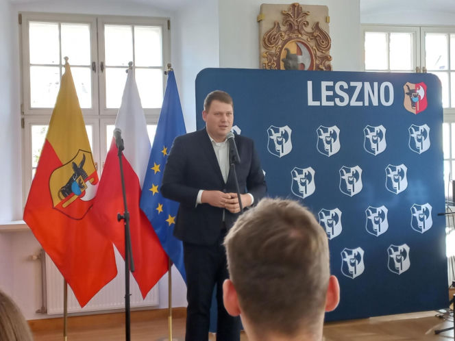 Dwadzieścioro młodych zdolnych. W Lesznie wręczono Laury Oświaty