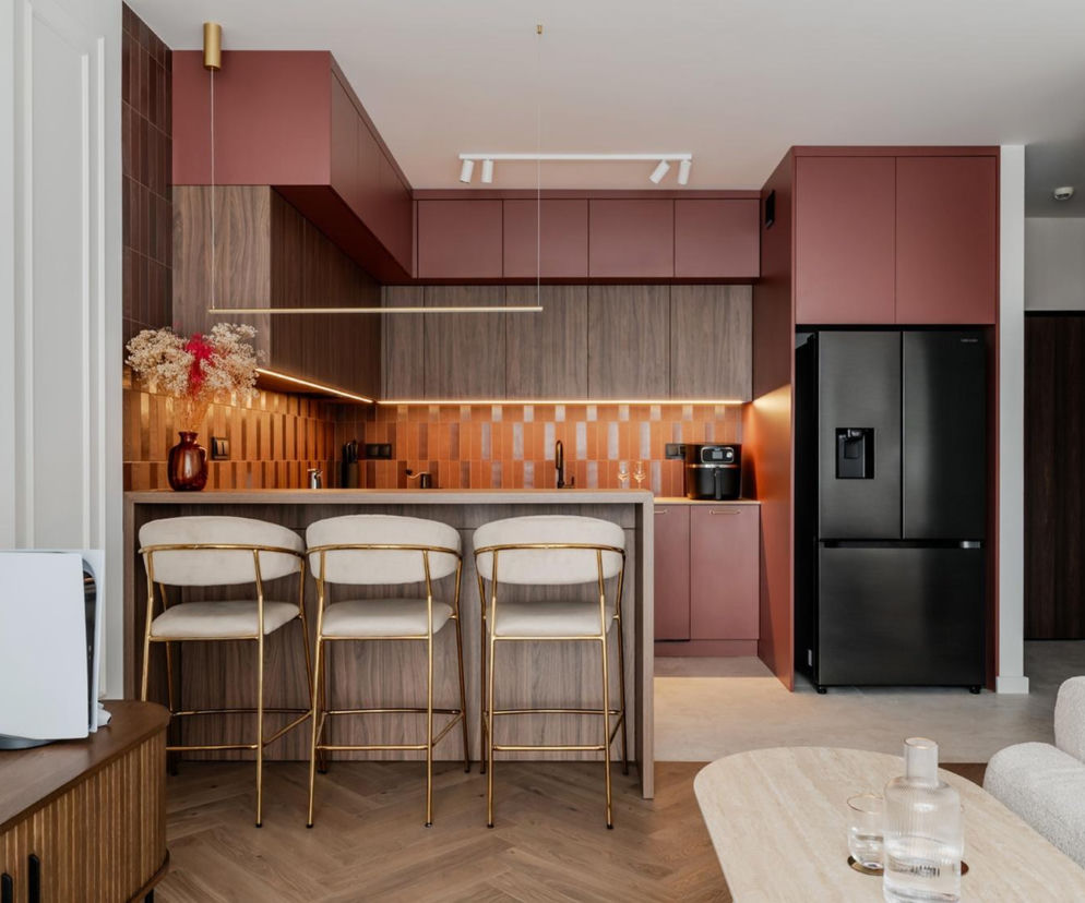 Jak połączyć klasykę z odważnym akcentem? Modern classic w burgundowym wydaniu 