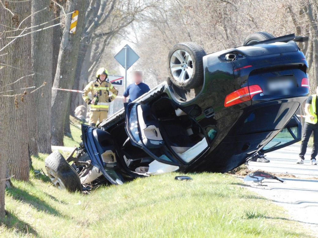  Jaktorów: 15-latek na rowerze wpadł pod samochód. Auto dachowało, są ranni