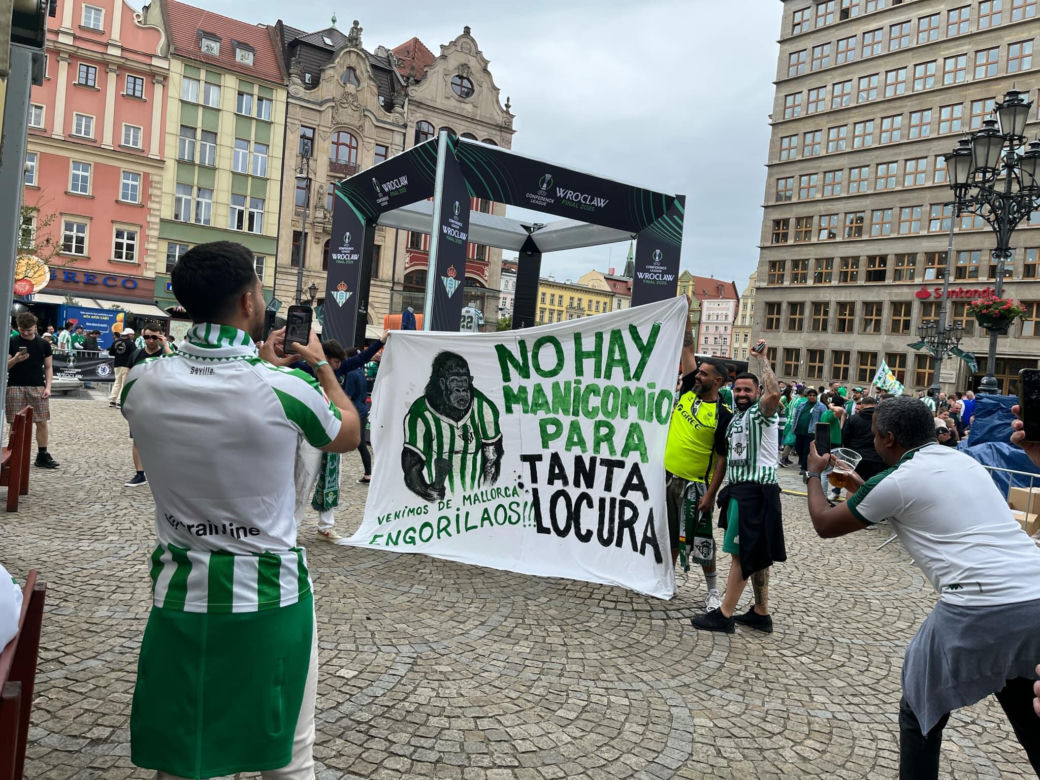 Gorąco przed finałem Ligi Konferencji we Wrocławiu. Tysiące kibiców na Rynku 