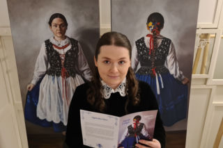Pokazuje podkarpackie tradycje i obrzędy.  Agnieszka Ciura tworzy autoportrety i makatki 