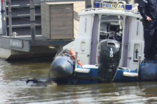 Akcja służb w centrum Warszawy. W Wiśle dryfowało ciało