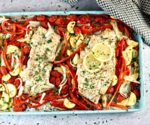 Dorsz pieczony na warzywach z masłem cytrynowym – delikatny, soczysty i pełen aromatu