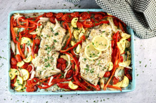 Dorsz pieczony na warzywach z masłem cytrynowym – delikatny, soczysty i pełen aromatu