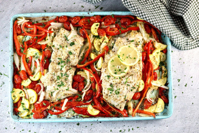 Dorsz pieczony na warzywach z masłem cytrynowym – delikatny, soczysty i pełen aromatu