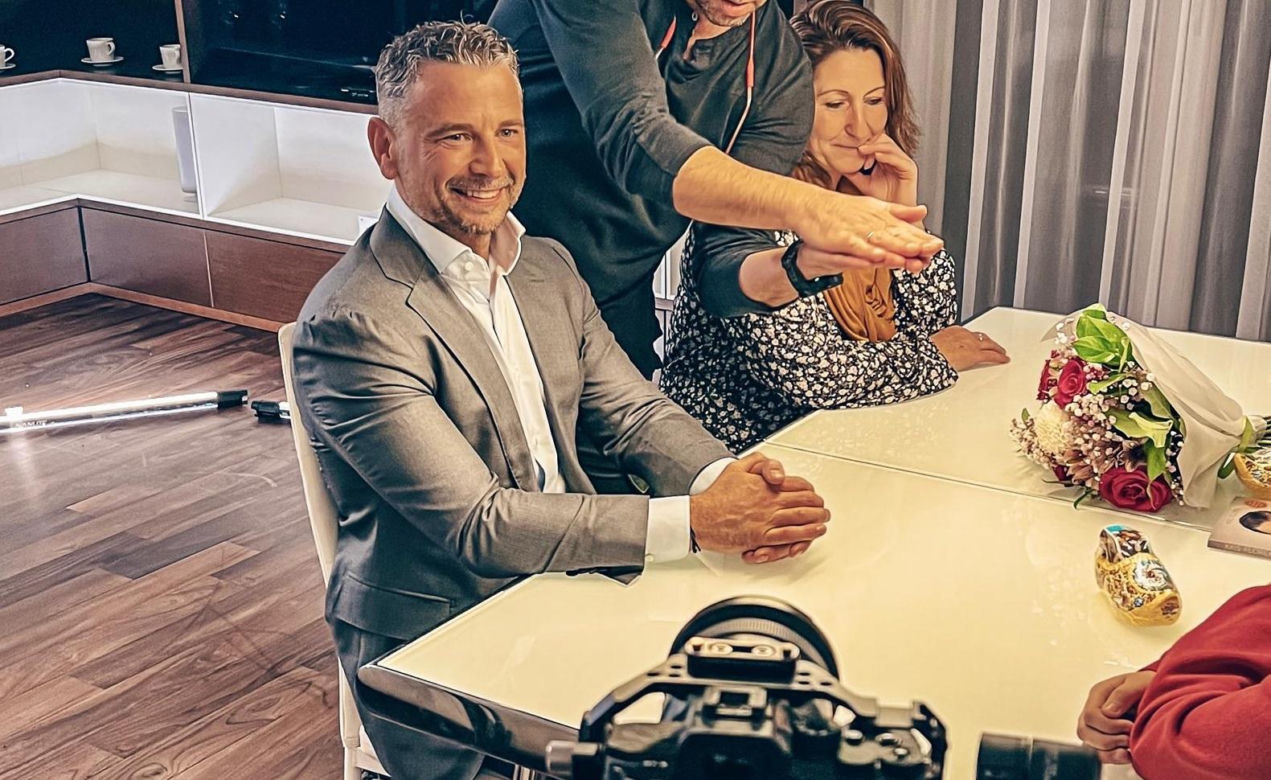 Kris Florek - polski biznesmen i celebryta z Holandii w programie "Bogaty dom, biedny" Polsat Cafe
