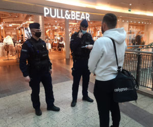 Policjanci szturmują galerie handlowe