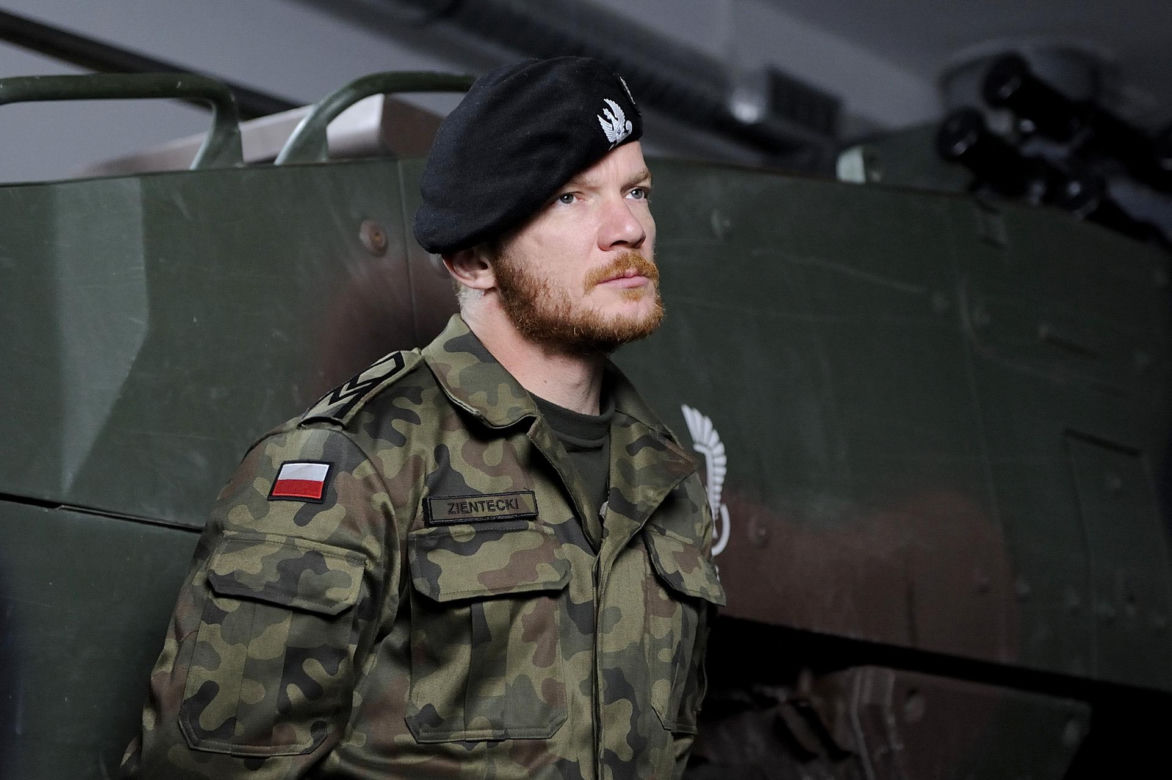 Tak zaczynał Eryk Lubos. Od dresiarza w Kiepskich do jednego z największych twardzieli polskiego kina