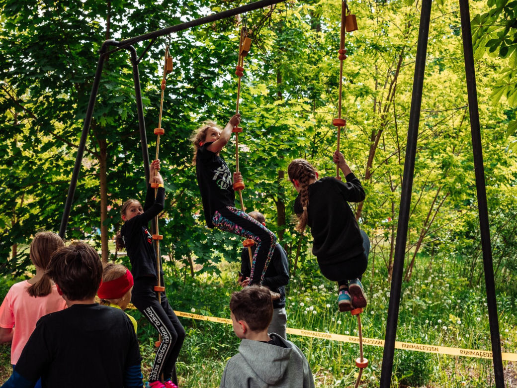 Runmageddon Kids rozgrzał Chorzów. 330 młodych zawodników pokonywało przeszkody