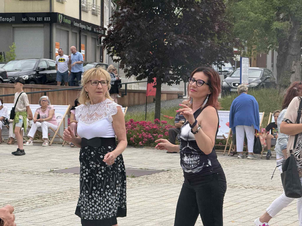 Starachowickie potańcówki na Rynku. Międzypokoleniowa zabawa pełna radości! Zobacz niezapomniane zdjęcia