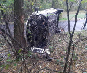 Wypadek na granicy dwóch powiatów. Kobieta uderzyła samochodem w drzewo