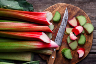 Doceń rabarbar: gdy go tak przygotujesz, uwalnia związek walczący z rakiem